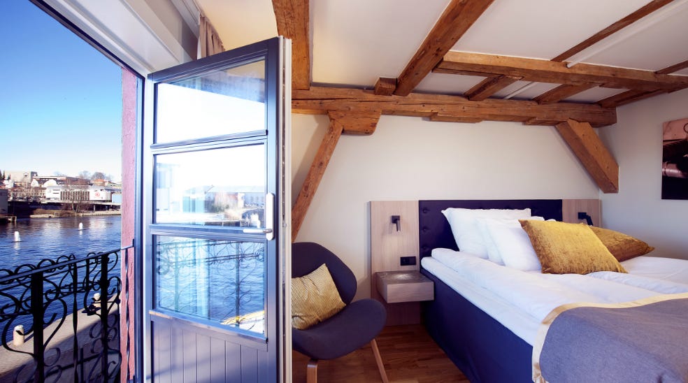 Seng og utsikt på et standard dobbeltrom hos Clarion Collection Hotel Bryggeparken