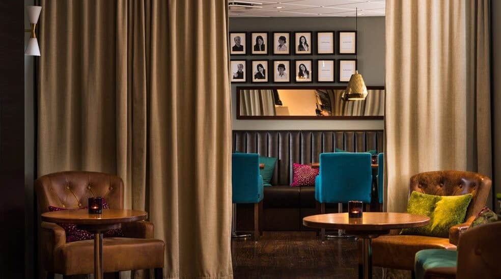 Lounge med lenestoler på Clarion Collection Hotel Cardinal Växjö