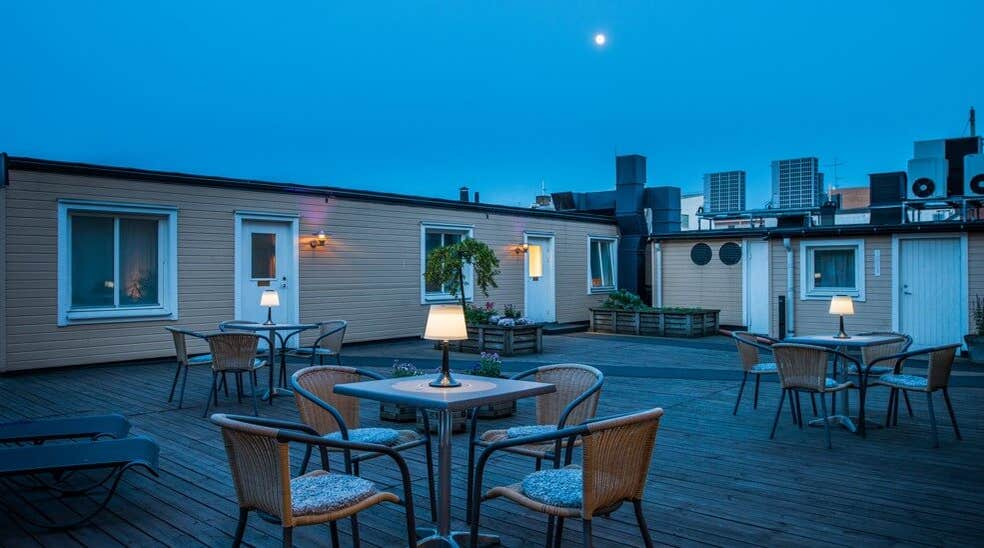 Takterrasse utendørs med møbler på kveldstid på Clarion Collection Hotel Cardinal i Växjö