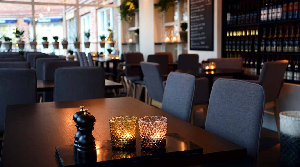 Restaurant sitteområde med levende lys ved Clarion Collection Hotel Kompaniet Nyköping