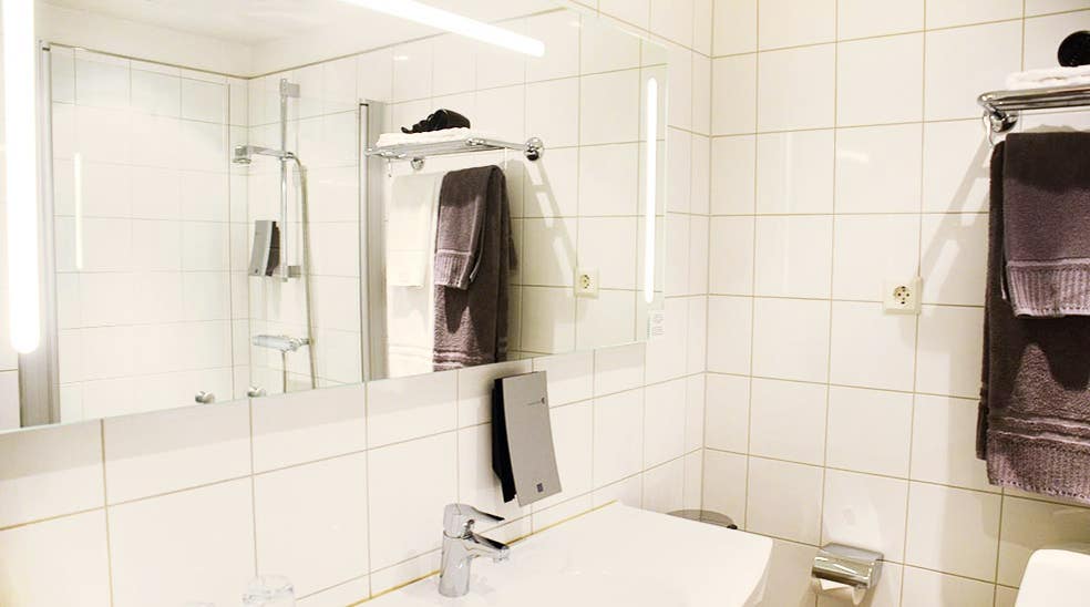 Helhetinntrykk bad standard rom med dusj ved Clarion Collection Hotel Kompaniet Nyköping