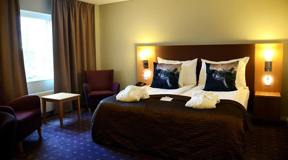 Helhetsinntrykk superior rom med stoler badekåper og seng ved Clarion Collection Hotel Kompaniet Nyköping