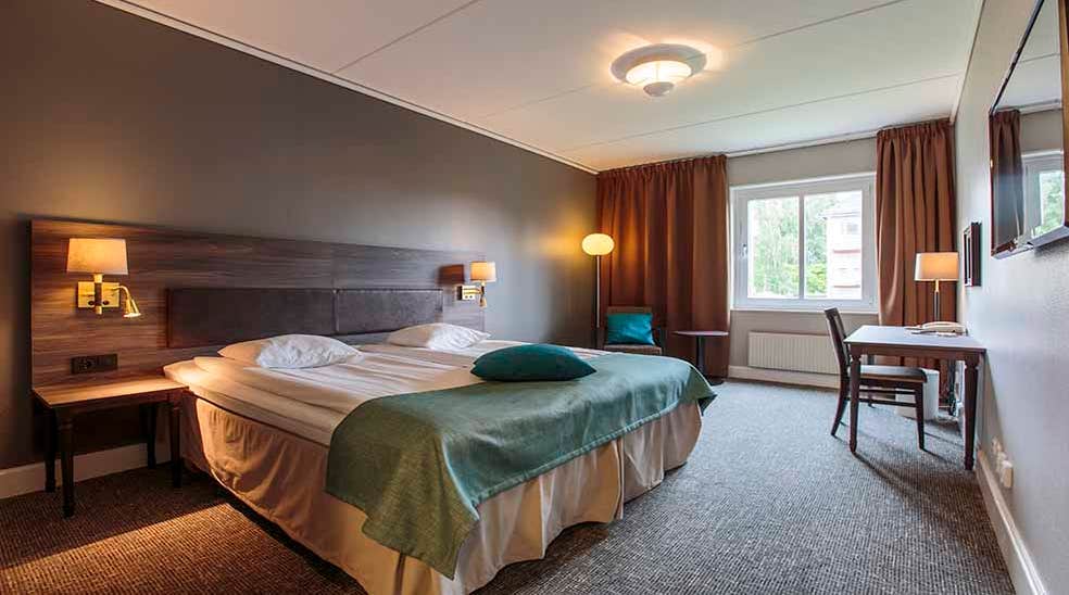 Helhetsinntrykk av Standard dobbeltrom med dobbelseng og skrivepult ved Clarion Collection Hotel Uman Umeå