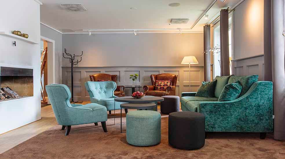 Lounge med sitteområde og peis ved Clarion Collection Hotel Uman Umeå