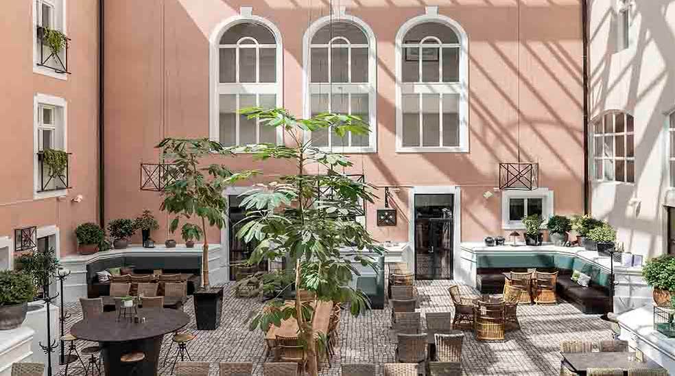 Sitteområde i restaurant courtyard ved Clarion Collection Hotel Victoria Jönköping