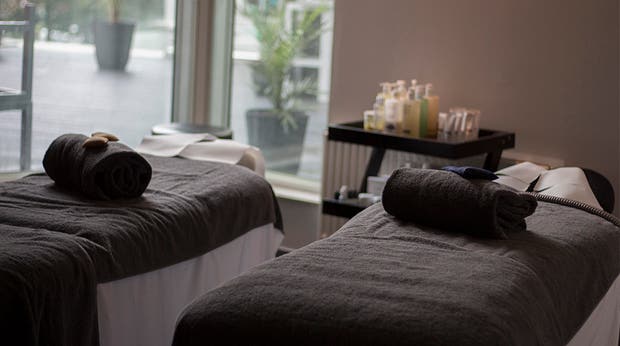 Behandlingsbenker med håndklær på Elements Spa på Clarion Hotel Stockholm