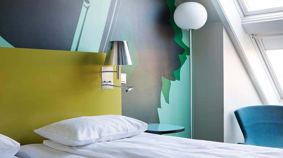 Seng med pute, lampe, lenestol i Standard dobbeltrom ved Comfort Hotel Kristiansand