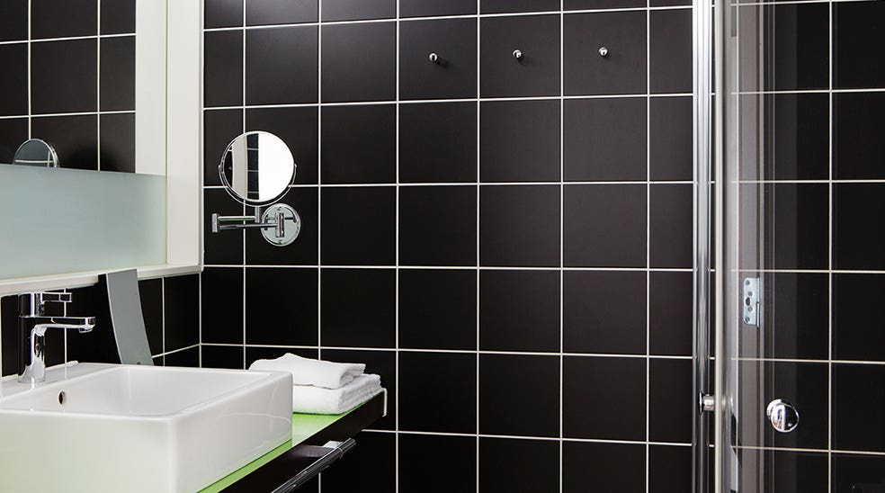 Bad med detaljer fra vask, speil og vegg Comfort Hotel Union Brygge Drammen