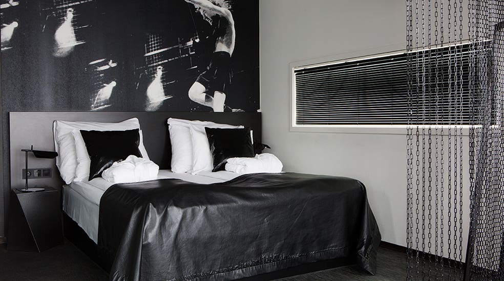 Suite acdc med en dobbel seng med skinnteppe ved Comfort Hotel Union Brygge Drammen