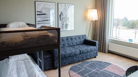 Køyesenger og sofa på familierommene til Quality Hotel Frösö Park