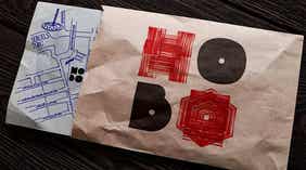 Brun papirpose med tegnet kart til hotell Hobo i Stockholm, Sverige