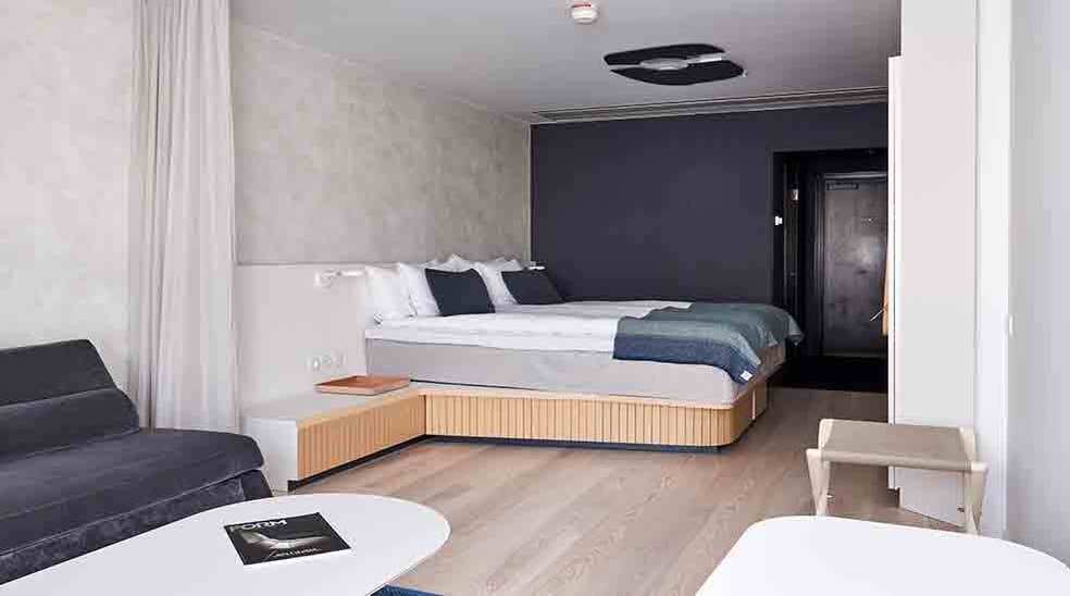 Dobbeltseng og sofa i Deluxe-hotellrom på Nordic Light Hotel i Stockholm