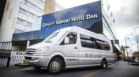 Airport shuttle buss og fasade til hotellet ved Quality Airport Hotel Dan