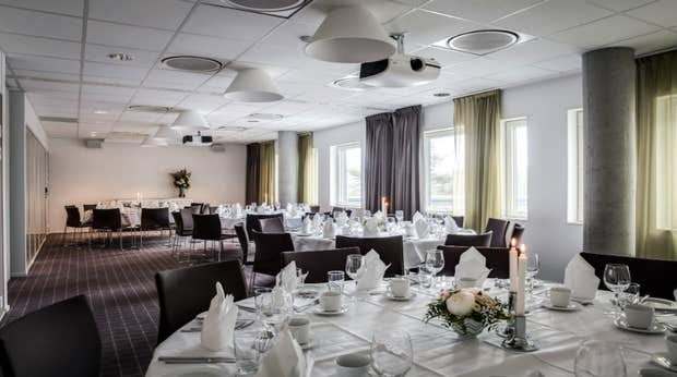Konferanselokalet Saeverud med dekket rundbord ved Quality Hotel Edvard Grieg Bergen