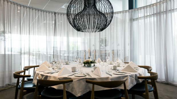 Resturant med chambre separee, lampe og dekket rundbord ved Quality Hotel Edvard Grieg Bergen