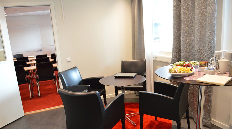 Konferanserom Karlavagnen med snacks i pausen på Quality Hotel Galaxen i Borlänge