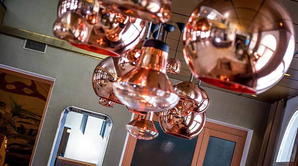 Lamper i ulike størrelser og former i lobbyen på Quality Hotel Statt i Hudiksvall