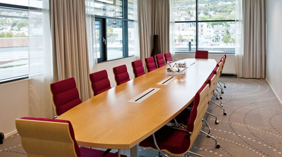 Møterommet Grasøy har plass til 18 personer og flott utsikt over Ulsteinvik