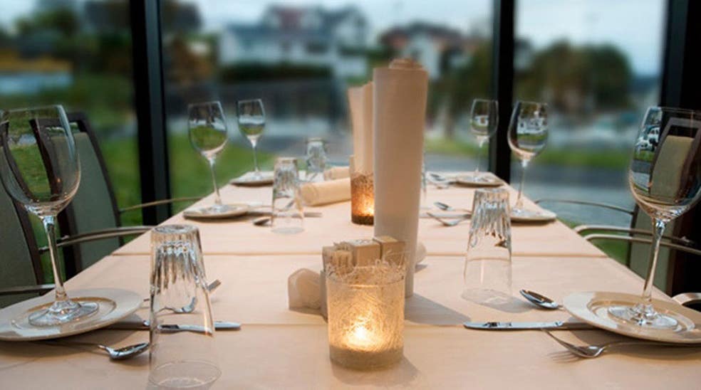 Hyggelig bord med lys på Oljepiren Bar & Restaurant