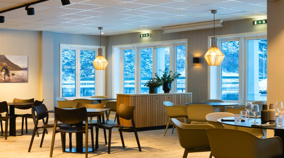 Spiseområde med bord og stoler i restaurant ved Quality Hotel Vøringfoss