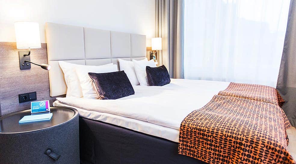 Standard dobbeltrom med dobbeltseng med puter og teppe på Quality Hotel Winn Haninge